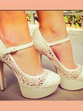 Women's Lace Platform Mary Jane Pumps - White